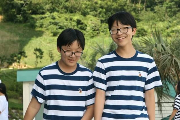 teenagers-stripe-t-shirts-pixabay